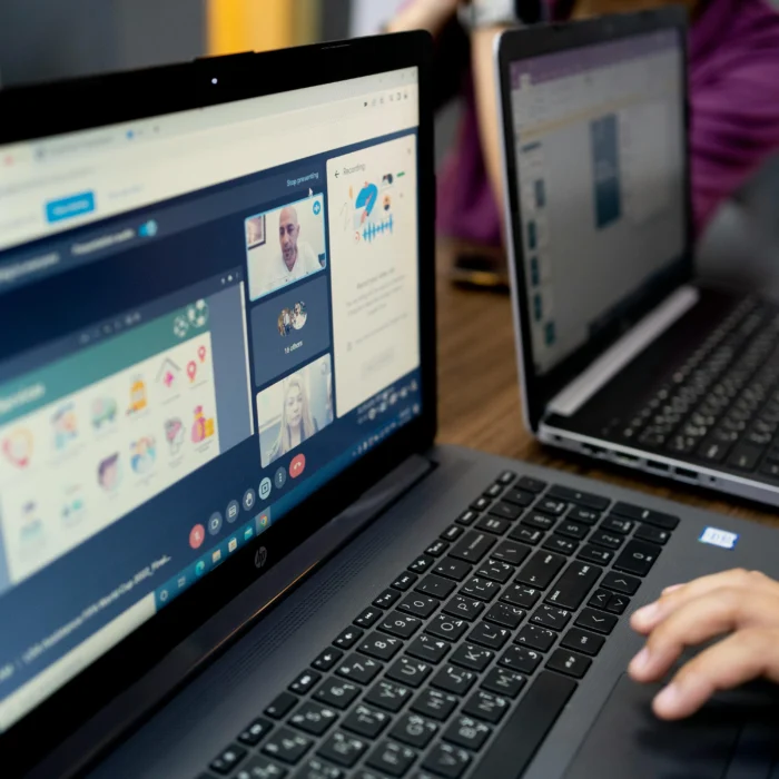 WordPress website designer working on a responsive layout with desktop and mobile previews and performance scores